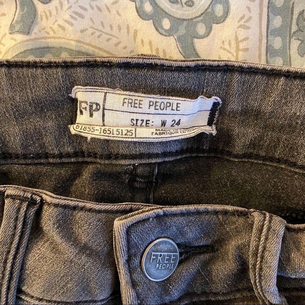 Free People Distressed Grey Skinny Jeans | Size 24 - Picture 8 of 9